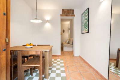 Airbnb Estepona eetkamer doorkijk naar woonkamer