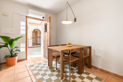 Vakantie woning Estepona eetkamer met doorkijk naar de straat