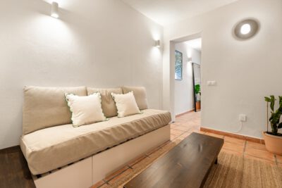 Vakantie woning Estepona woonkamer bank en doorkijk naar eetkamer