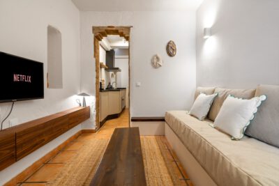 Vakantie woning Estepona woonkamer met doorkijk naar keuken