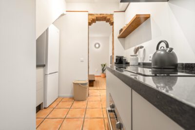 Airbnb Estepona volledig uitgeruste keuken, doorkijk naar woonkamer