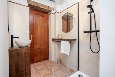 Vakantie woning Estepona badkamer douche wasbak en spiegel
