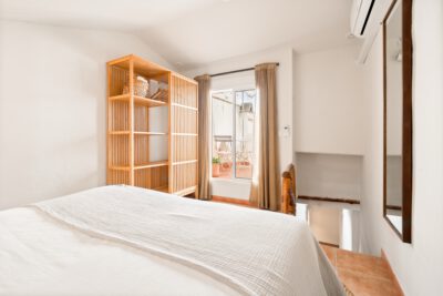 Airbnb Estepona tweepersoons slaapkamer kledingkast en doorkijk naar dakterras