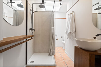Vakantiewoning Estepona badkamer met douche, toilet, wasbak, spiegels en make-up ruimte.