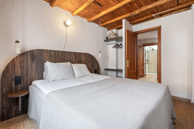 Airbnb Estepona tweepersoons slaapkamer, kledingkast en doorkijk naar overloop en badkamer.